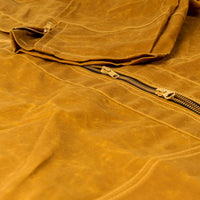 Uniforme wheat, whiskey, waxed canvas shop coat, lab coat, apron, long coat, kimono, 3/4 sleeve, brass zippers, 100% cotton, workwear, made in Canada.